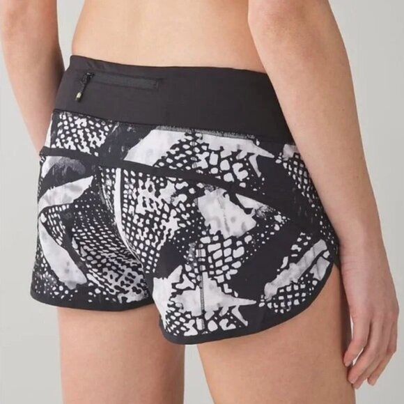 RARE Lululemon Static Mist Black White Abstract Athletic Running Speed Shorts - Picture 1 of 15
